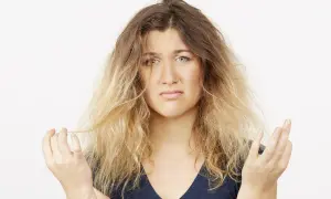 Kobieta z rozczochranymi włosami, wyrażająca niezadowolenie. Wygląda na to, że ma dziś **bad hair day**.
