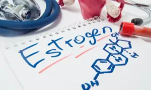 Estrogen co to? Notatka z chemicznym wzorem estrogenu, modelem narządów rodnych i stetoskopem.