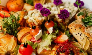 Pyszne przekąski na 18 urodziny: mini croissanty, tartinki z serem i winogronami, roladki z tortilli. Idealny catering na wyjątkową okazję.