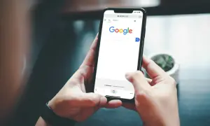 Osoba szuka w telefonie, jak usunąć konto Google z telefonu, wpisując frazę w wyszukiwarkę.