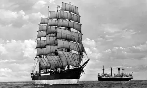Die "Peking" segelt neben einem Dampfer. Ein Stück Seefahrtsgeschichte, wie im Museum Hamburg.