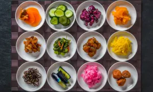 Zwölf Schalen mit verschiedenen Tsukemono-Sorten, von Gurken bis zu eingelegtem Rettich. Ein tolles Tsukemono-Rezept!
