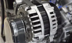 Nowy alternator samochodowy. Gdy łożysko alternatora objawy wskazują na zużycie, może pojawić się hałas.