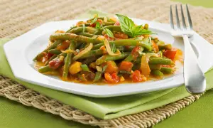 Haricots verts à l'italienne, tendres et savoureux, mijotés avec des tomates et des herbes fraîches.