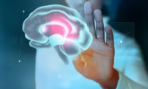 Dłoń dotyka wirtualnego mózgu, sugerując diagnostykę i zapalenie opon mózgowych leczenie. Obok neuron.