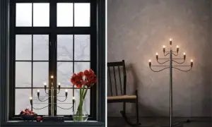 Två adventsljusstake inspirationer: en i ett mörkt fönster med amaryllis och äpplen, en annan som golvlampa bredvid en gungstol.