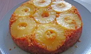 Gâteau moelleux à l'ananas, avec des rondelles de fruits caramélisées sur le dessus. Un délice fruité et doré.