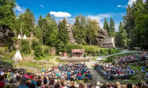 Wildwest-Spektakel im Erzgebirge! Entdecke Geheimtipps wie diese Freilichtbühne mit Saloon und Tipis. Ein Erlebnis für die ganze Familie.