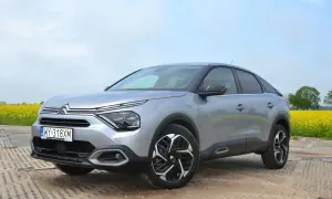 Srebrny Citroën C4 na tle kwitnącego pola rzepaku. Stylowy design i nowoczesne linie tego c4 zachwycają.