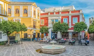 Plaza con fuente y terrazas en el quartier Santa Cruz de Sevilla. Un buen lugar para empezar tu itinéraire.