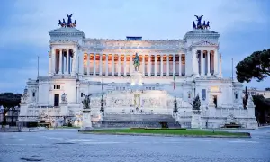 Monumentalny Vittoriano w Rzymie, z rzeźbami i konnym posągiem, oświetlony o zmierzchu. Rzym nietypowe miejsca.