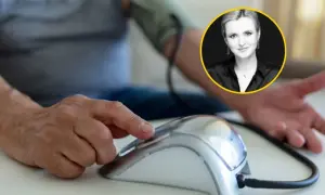 Mężczyzna mierzy ciśnienie, martwiąc się o wysokie ciśnienie rozkurczowe. Obok jego zdjęcie lekarki.
