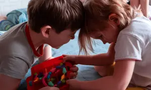 Plac zabaw: jak reagować na konflikty dzieci? Poradnik dla rodziców