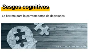 Silueta de cabeza con piezas de rompecabezas, representando la dificultad del pensamiento crítico para tomar decisiones.