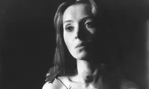 Bożena grała w filmie, gdzie był jazz. Jej twarz, oświetlona dramatycznie, zdobi delikatny kwiat.
