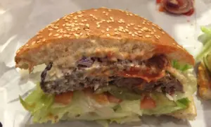 Mięso na burgery: Sekrety soczystości od eksperta. Lepiej niż w restauracji?
