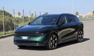 Zeekr 7x, un SUV elettrico dal design futuristico, parcheggiato su strada asfaltata con vegetazione e palme sullo sfondo.