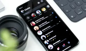 Na ekranie telefonu widać listę czatów Messengera. Zastanawiasz się, czy da się przywrócić usuniętą konwersację na Messengerze?