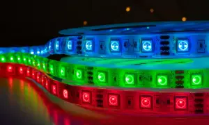 Taśmy LED RGB i ARGB w kolorach czerwonym, zielonym i niebieskim, tworzące świetlistą tęczę.