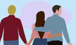 Drie personen, een vrouw in het midden met twee mannen aan weerszijden. Een man houdt haar hand vast, de ander slaat een arm om haar heen. Valkuilen lat relatie.