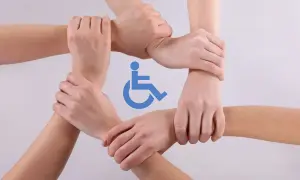 Dłonie splecione w okręgu, symbol osoby na wózku inwalidzkim. Wsparcie i solidarność w drodze do zdrowia, idealne na urlop rehabilitacyjny.