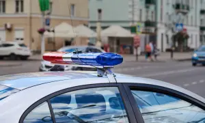 Błyskające światła policyjne na dachu radiowozu. Może to być początek historii o skardze na policjanta.