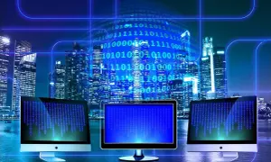 Trzy monitory wyświetlają kod binarny na tle nocnego miasta. W tle widać wieżowce i cyfrowy kod, symbolizujący technologię i sed linux.