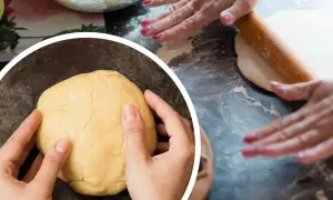 Dłonie formują ciasto na pizzę. Czy ciasto na pizzę można trzymać w lodówce? Tak, można je przechowywać w lodówce.