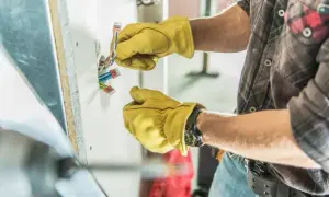 Czym zajmuje się elektryk? Poznaj jego kluczowe zadania i umiejętności
