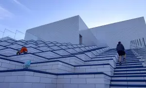 Dzieci bawią się na schodach przed budynkiem Lego House w Billund.