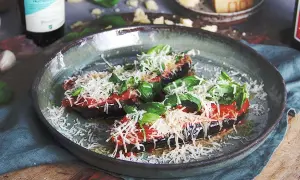 Aubergine i ugn, toppad med tomatsås, basilika och rikligt med parmesanost. En läcker italiensk rätt som doftar underbart.