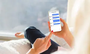 Kobieta przegląda rozmowę na Messengerze, zastanawiając się, jak usunąć wszystkie wiadomości z Messenger, by zacząć od nowa.