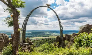 Ein imposanter Bogen mit Adlerkrone thront über einer malerischen Landschaft. Ein tolles Motiv für Ausflugsziele Rheinland-Pfalz.