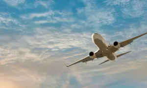 Flugzeug im Himmel, ein Symbol für die 60 sichersten Fluggesellschaften.