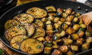 Aubergines coupées en rondelles et en dés, poêlées avec des herbes. Une délicieuse recette aubergine poêle prête à être dégustée.
