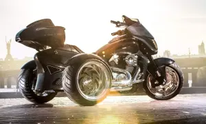 Stylowe motocykle trójkołowe na kat B. Błyszczące, czarne, z chromowanymi felgami, gotowe na podbój drogi.