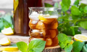 Erfrischender Eistee mit Zitrone und Minze, perfekt für ein Sommer-Bachwasser-Rezept.