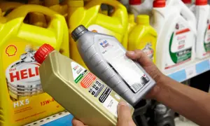 Wybór oleju do silnika LPG: jak dobrać olej do silnika zasilanego gazem LPG, uwzględniając temperaturę spalania. Na półce widać różne oleje.