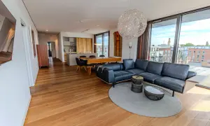 Moderne Wohnung mit großem Ledersofa, Essbereich und offener Küche. Perfekt für Immobilien verkaufen Fotos.
