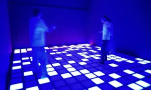 Nocny klub z podświetlaną podłogą, idealne miejsce, by dowiedzieć się, jak zorganizować wieczór kawalerski.
