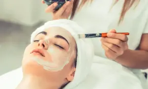 Czym jest peeling gommage? Jak działa, zalety i dla kogo jest najlepszy
