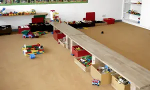 Spielzeugkisten und Bausteine im Kita-Raum laden zu kreativen Ideen ein.