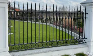 Klasyczne ogrodzenia kute: Jakie wzory są najładniejsze i najtrwalsze?