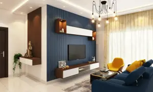 Nowoczesny salon z niebieskimi, pionowymi pasami na ścianie, które optycznie powiększają pokój. Wygodna, granatowa kanapa i żółty fotel zapraszają do relaksu.