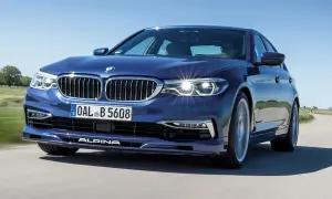 Niebieskie BMW Alpina pędzi po krętej drodze, błyszcząc w słońcu.