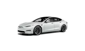 Biała Tesla Model S na białym tle. Sprawdź aktualną tesla cena i możliwości tego elektrycznego sedana.