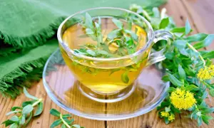 Rhodiola-Tee, ein goldenes Elixier, das Frauen in den Wechseljahren Kraft schenkt.