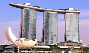 Marina Bay Sands w Singapurze, z basenem na dachu i futurystycznym budynkiem przypominającym kwiat. Ciekawe singapur ciekawostki.