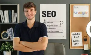 Uśmiechnięty mężczyzna z rękami skrzyżowanymi na piersi, obok tablicy z hasłem "SEO" i schematem. W tle logo Google.