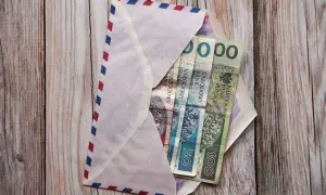 Komunia 2026: Ile chrzestny daje? Kwoty i prezenty bez faux pas.